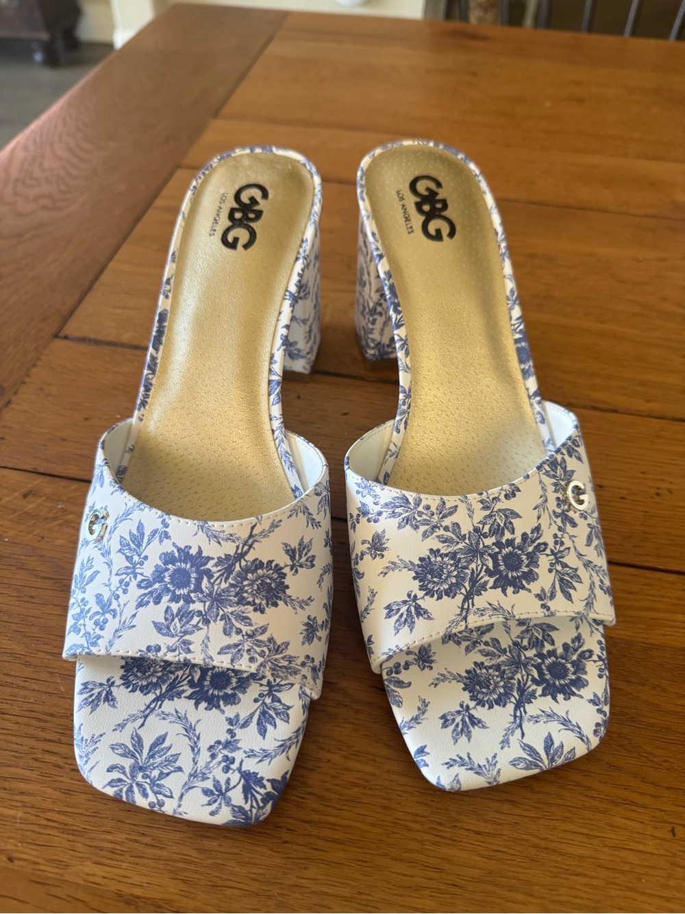 New GBG Los Angeles Floral Blue and White Toile Slide Heels - 11